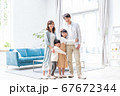 若い4人家族、仲良し 67672344