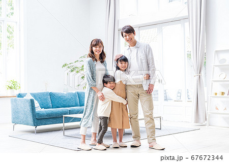 若い4人家族、仲良し 67672344