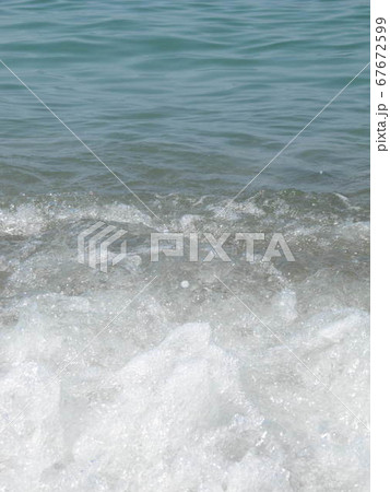 Shows the foam of the sea wave, wildlife pond, 67672599