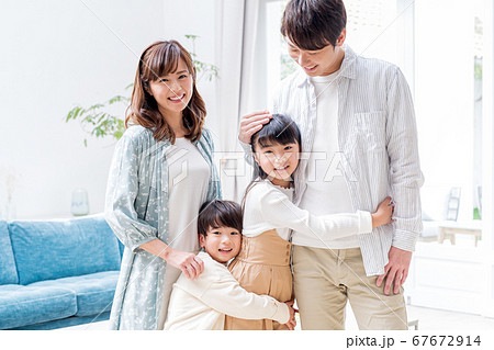 若い4人家族、仲良し 67672914