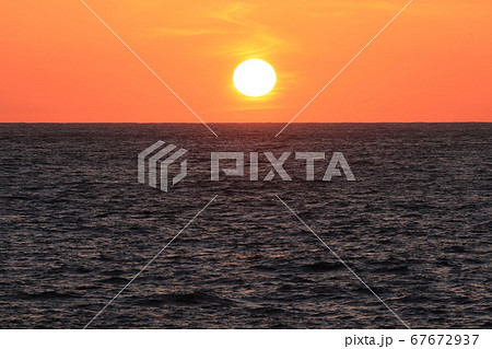 日本海の夕景 67672937