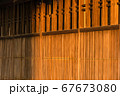 夕日に照らされる木造の壁 67673080
