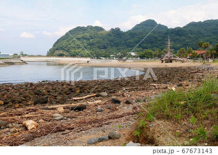 大分市田の浦ビーチ　7月　海岸の漂着ゴミ 67673143