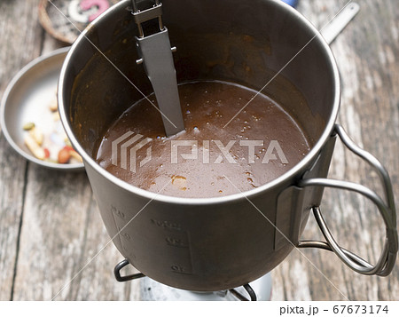 山で調理するアウトドアごはん・山ごはん【ビーフカレー】 67673174