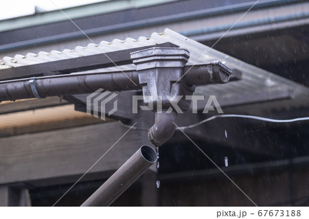 壊れた雨樋 壊れた雨樋 67673188
