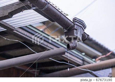 壊れた雨樋 67673190