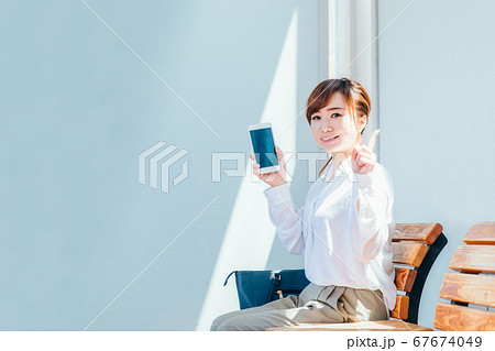 駅にいるビジネスウーマン 駅にいるビジネスウーマン 67674049