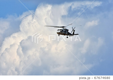 積乱雲をバックに飛行する海上自衛隊のSH-60J哨戒ヘリコプター 積乱雲をバックに飛行する海上自衛隊のSH-60J哨戒ヘリコプター 67674680