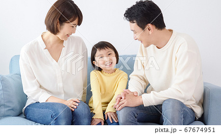 笑顔の家族 67674951