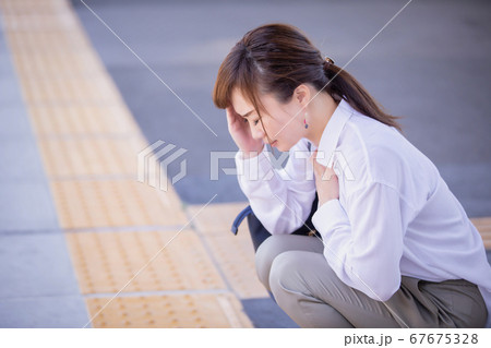 駅のホームにいる女性 駅のホームにいる女性 67675328