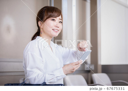 駅のホームにいる女性 67675331