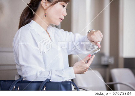 駅のホームにいる女性 駅のホームにいる女性 67675334