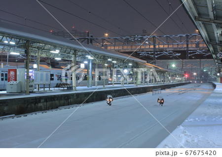 雪の鳥栖駅の写真素材