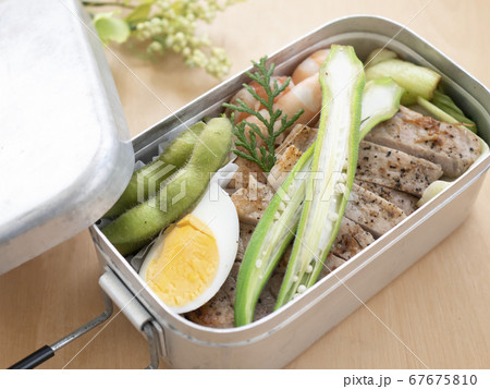 アウトドア、おいしいメスティンのお弁当【サラダグリルポーク】 67675810