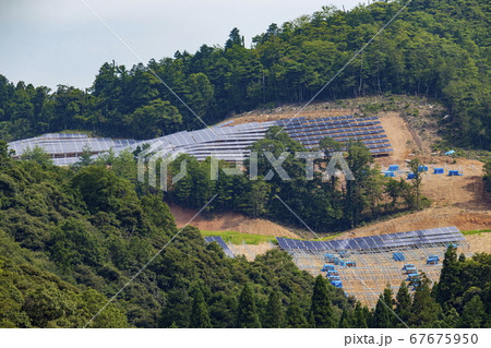 山林開発と設置工事中のメガソーラー 67675950