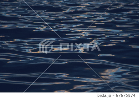 湖面にできた波紋の背景 67675974