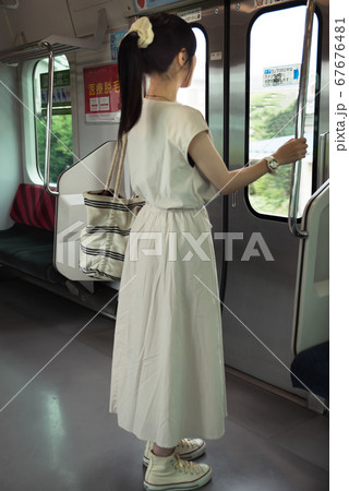 電車通勤してる女性 67676481