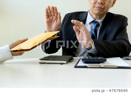 The man refused to accept the money envelope 67676690