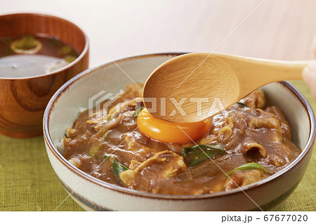 カレー丼とみそ汁 カレー丼とみそ汁 67677020
