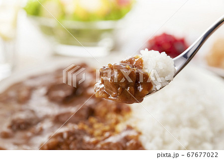 長時間煮込んだビーフカレーをスプーンですくうシーン 長時間煮込んだビーフカレーをスプーンですくうシーン 67677022