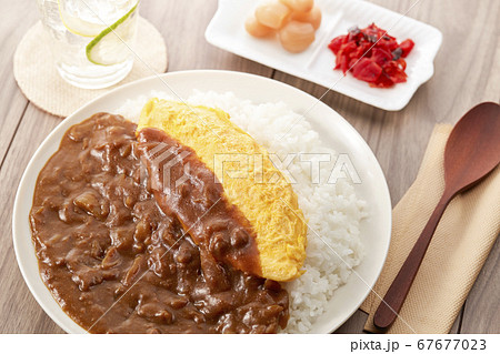 カレーライスにオムレツをトッピング-オムレツカレー カレーライスにオムレツをトッピング-オムレツカレー 67677023