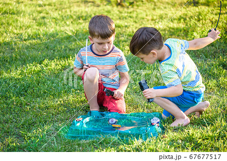 Two boys playing with a spinning top kid toy.の写真素材 [67677517] - PIXTA