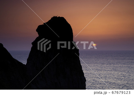 長崎県壱岐市にある猿岩での夕焼け 67679123