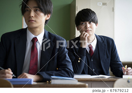 教室で勉強をする学生 67679212