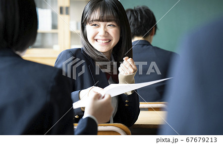 教室で勉強をする学生 教室で勉強をする学生 67679213