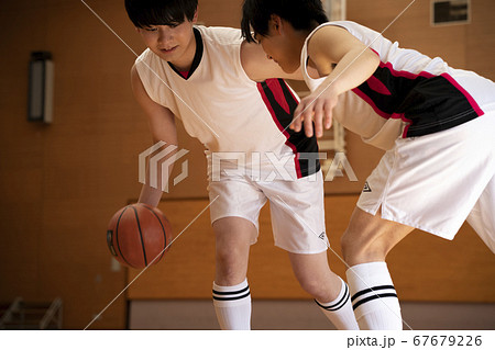 バスケをする男性 67679226