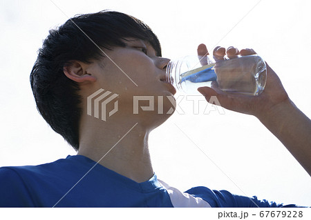 水を飲む男性 67679228