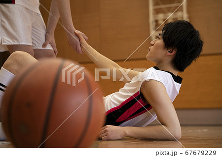 バスケをする男性 67679229