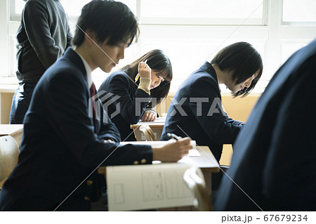 教室で勉強をする学生 教室で勉強をする学生 67679234