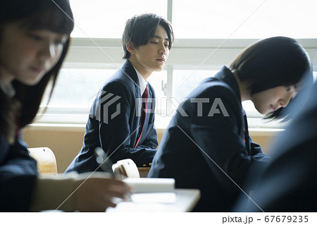 教室で勉強をする学生 67679235