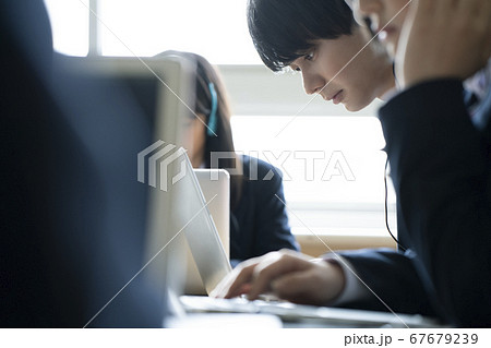 パソコンで勉強をする学生 パソコンで勉強をする学生 67679239
