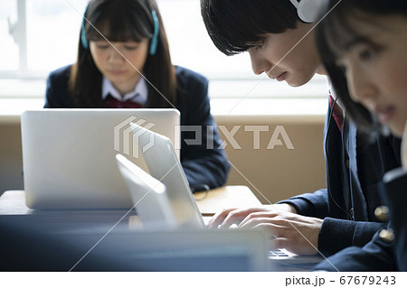 パソコンで勉強をする学生 パソコンで勉強をする学生 67679243