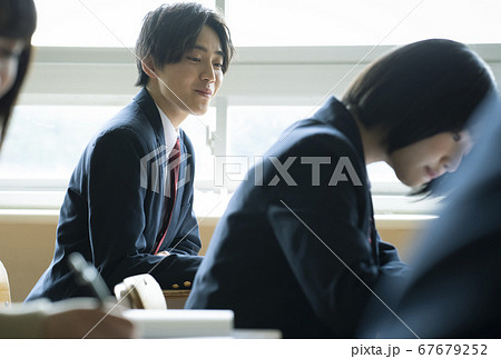 教室で勉強をする学生 67679252
