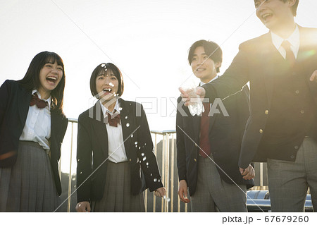屋上で友達を過ごす学生 屋上で友達を過ごす学生 67679260