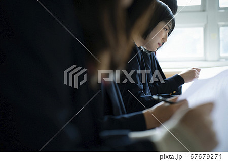 教室で勉強をする学生 67679274