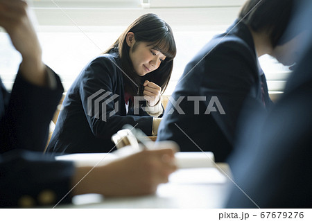 教室で勉強をする学生 67679276