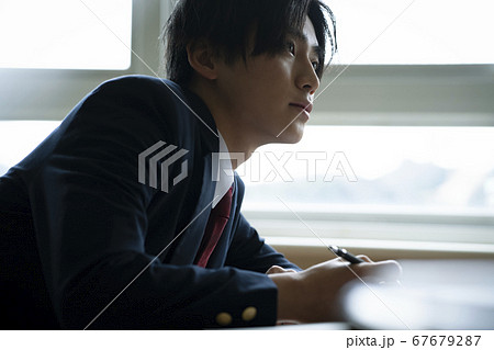 教室で勉強をする学生 67679287