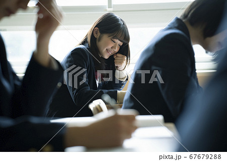 教室で勉強をする学生 67679288