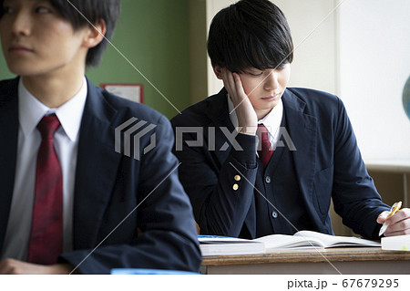 教室で勉強をする学生 67679295
