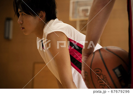 バスケをする男性 67679296