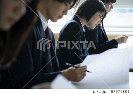 教室で勉強をする学生 教室で勉強をする学生 67679301