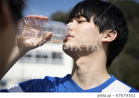スポーツ中に水を飲む男性 スポーツ中に水を飲む男性 67679302