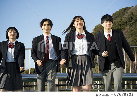 屋上で友達を過ごす学生 67679303