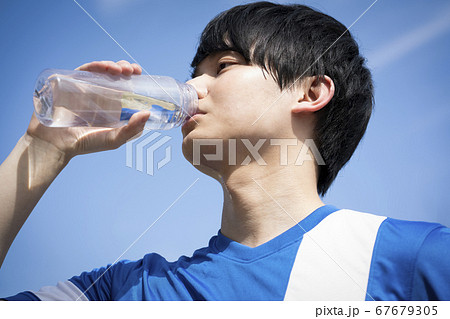 水を飲む男性 67679305