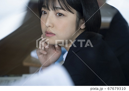 教室で勉強をする学生 67679310