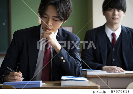 教室で勉強をする学生 教室で勉強をする学生 67679313